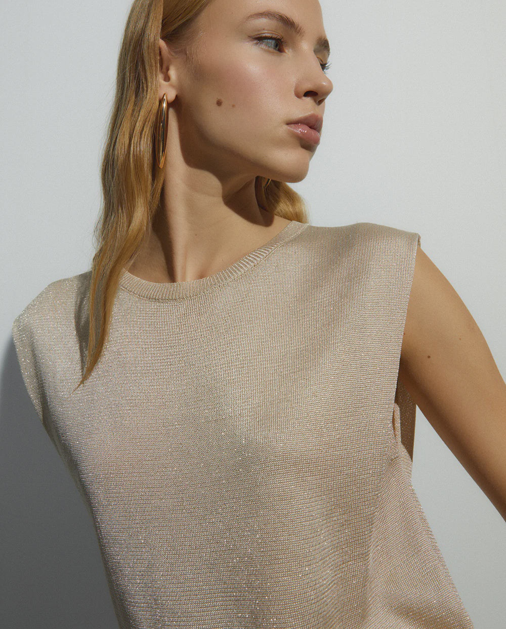Round Neckline Sleeveless Top